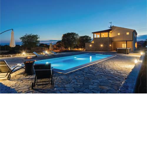 Four-Bedroom Holiday Home in Danilo