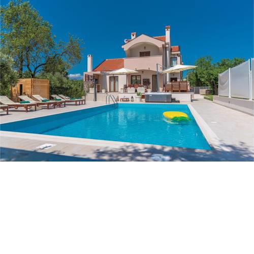 Four-Bedroom Holiday Home in Donji Zemunik