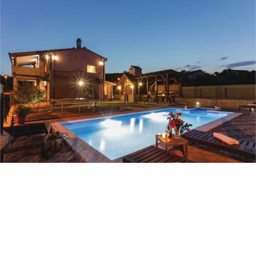 Four-Bedroom Holiday Home in Hrvace