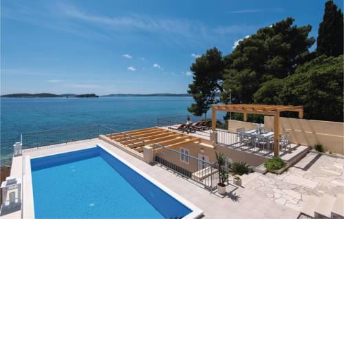 Four-Bedroom Holiday Home in Orebic