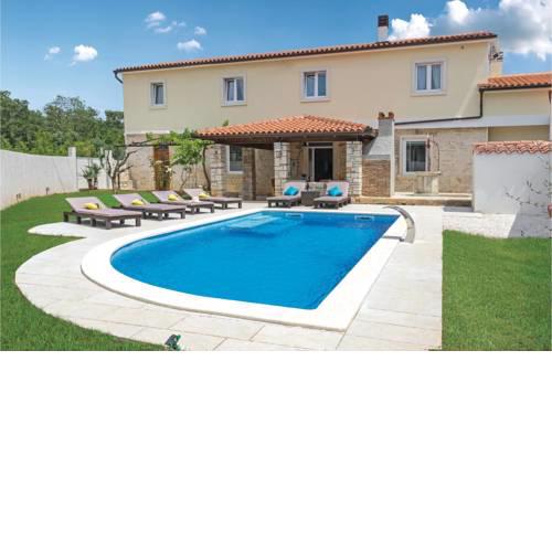 Four-Bedroom Holiday Home in Peruski
