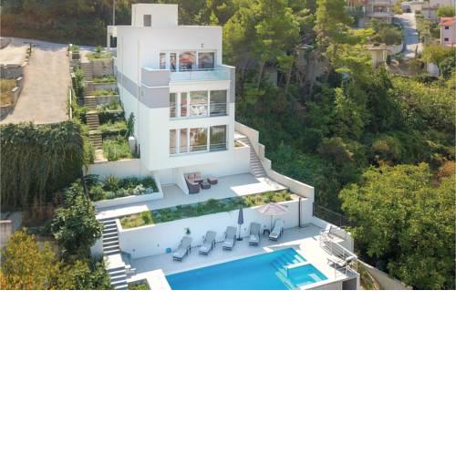 Four-Bedroom Holiday Home in Podstrana