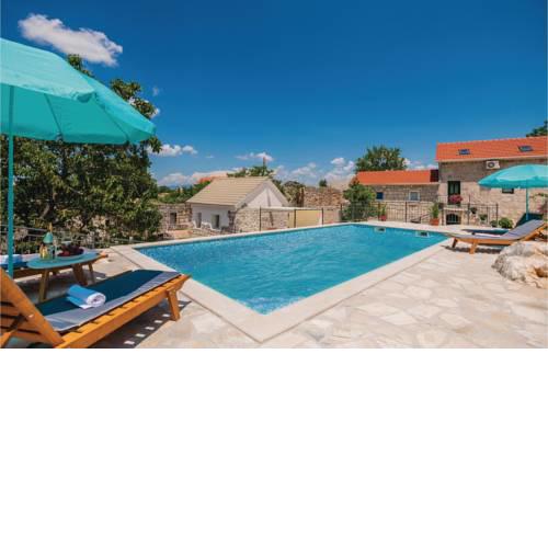 Four-Bedroom Holiday Home in Runovic