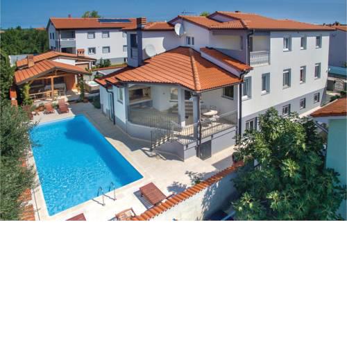 Four-Bedroom Holiday Home in Valbandon