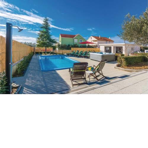 Four-Bedroom Holiday Home in Zemunik Gornji
