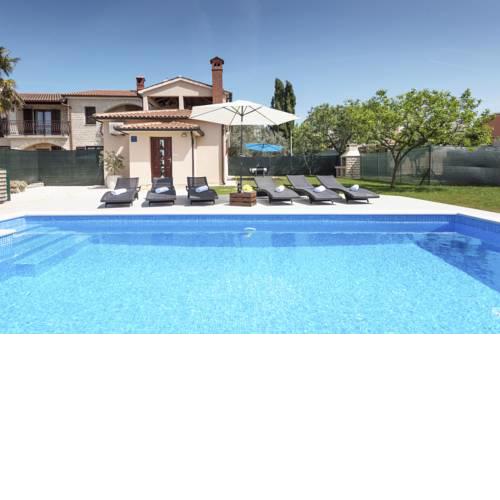 Galizana Villa Sleeps 6 with Pool Air Con and WiFi
