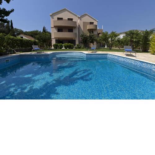 Golden Palm Apartments with Swimming pool