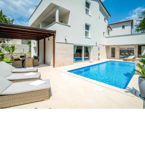 Gostinjac Villa Sleeps 8 with Pool Air Con and WiFi