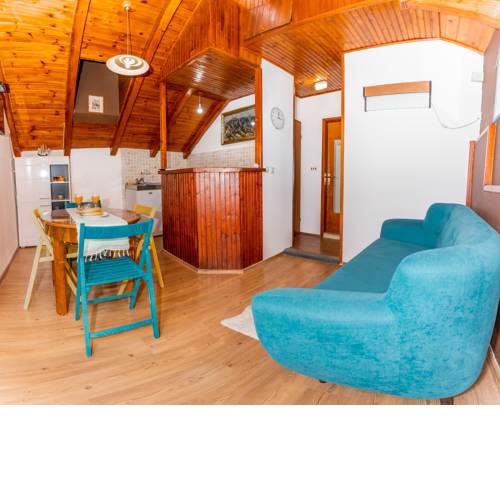 HISTORICAL 2- BEDROOM OLD TOWN APARTMENT