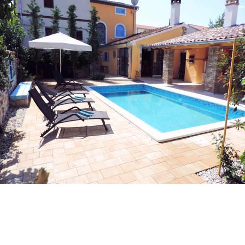 Spacious Holiday Home in Rovinjsko Selo with Swimming pool