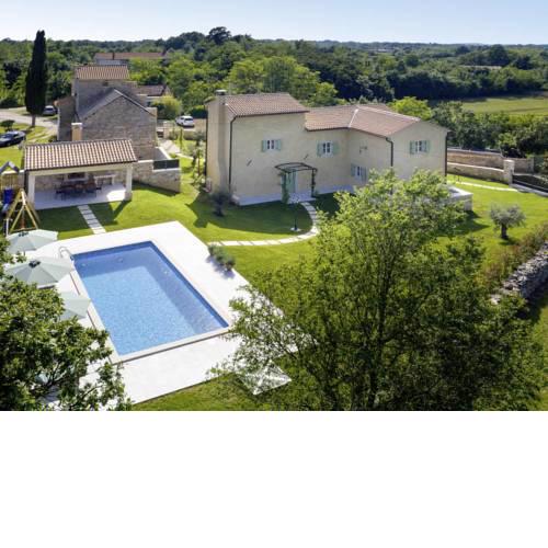 Holiday Home ERNESTA (ROJ463)