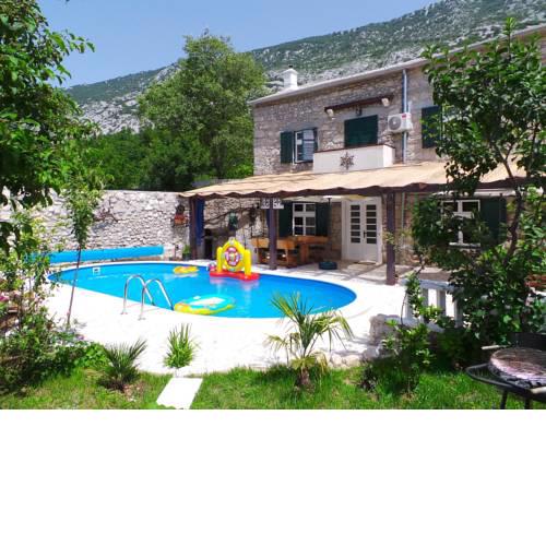 Holiday home in Drivenik 38015