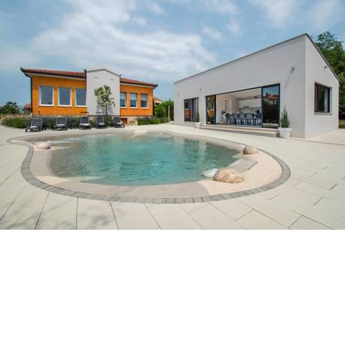 Holiday home in Nedescina 35439