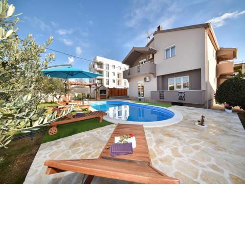 Holiday Home Kiara with Pool