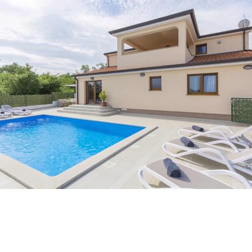 Modern Holiday Home in Porec with Pool