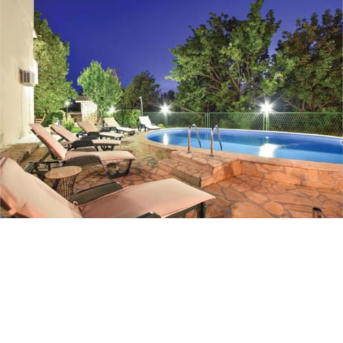 Holiday Home Zrnovnica 06