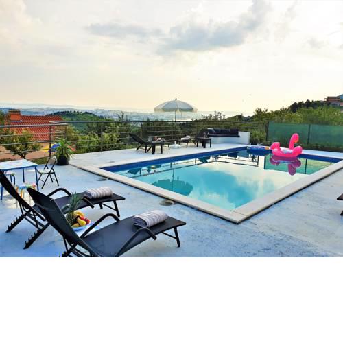 Holiday House App Grace with pool and view in Klis