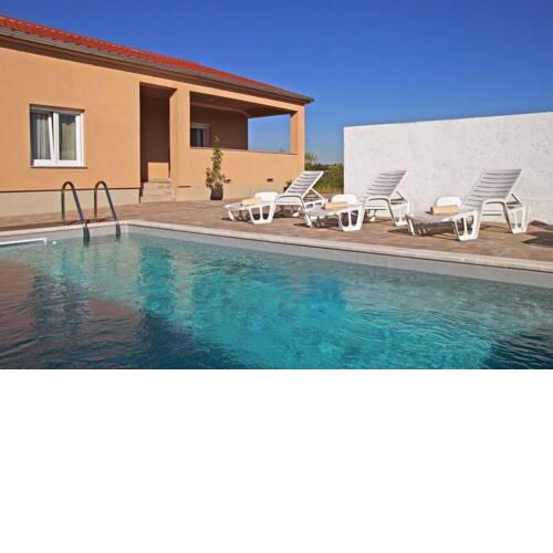 Holiday House Crno With Pool, 6-8 Guests, Zadar