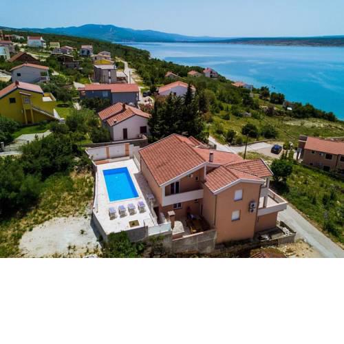 Spacious Holiday Home with Private Pool near Sea in Jasenice