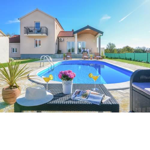 Luxurious holiday home in Policnik with Swimming Pool