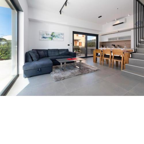 Holiday House M