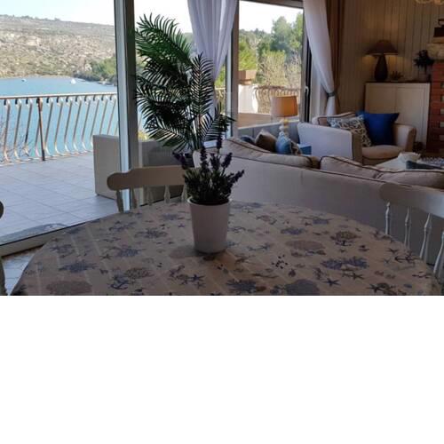 Holiday House / Private Beach