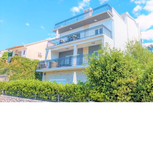 Holiday House Queens with Sea View