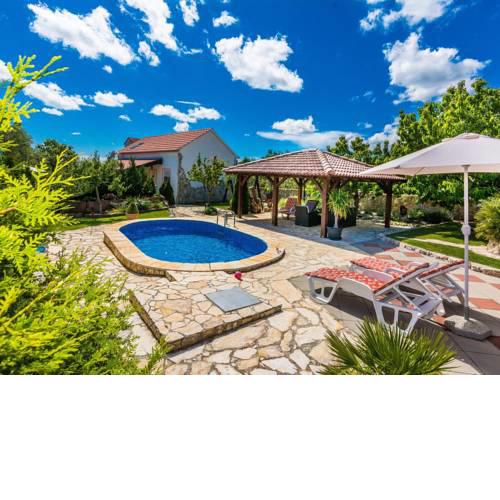 Luxurious Holiday Home in Zemunik Gornji with Pool