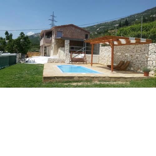 Holiday house with a swimming pool Kastel Stari, Kastela - 15690