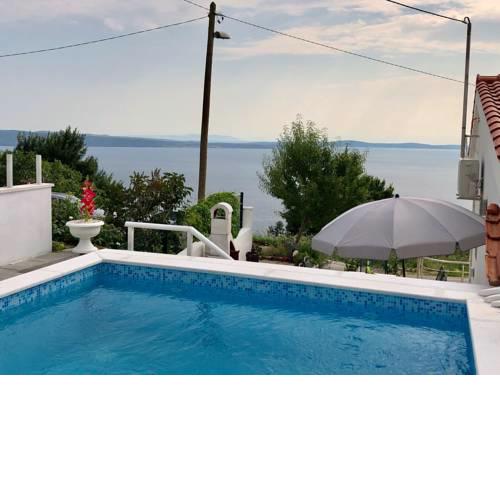 Holiday house with pool Rozarija