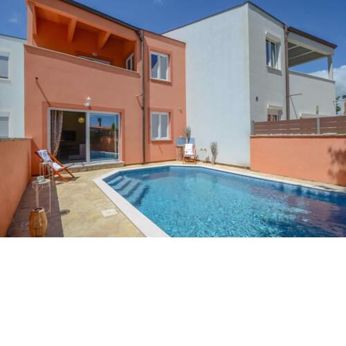 Holiday house with swimming pool Iva