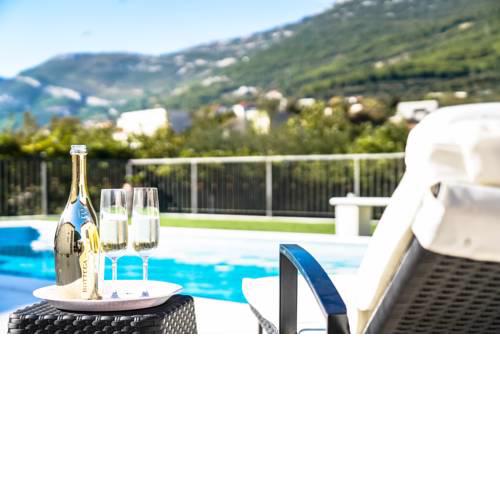 Home Away from home with outdoor pool, botanical garden and a beautiful sea view
