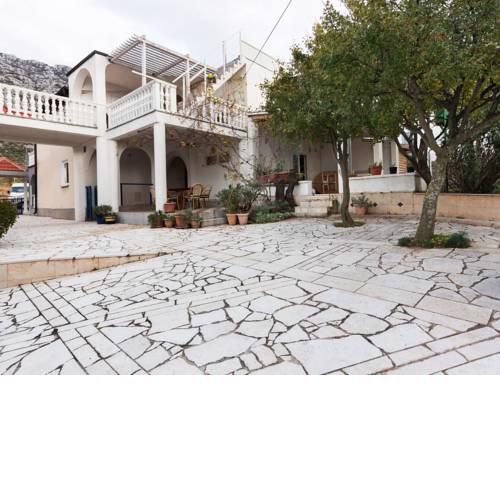 Homespun Apartment in Cesarica with Garden