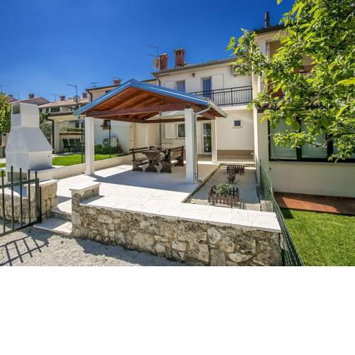 Charming Beachfront Holiday Home in Porec