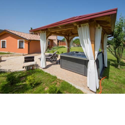 Cozy Holiday Home in Vodnjan with Jacuzzi