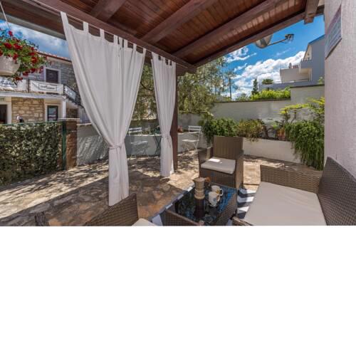 House Conte with 4 apartmens for max 14 persons close to Funtana beach and fantastic Adriatic sea with dozens of small islands in close proximity