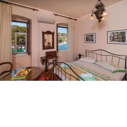 House in beautiful bay of Bobovisca only 10 m from the sea!