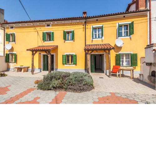 House Krizanic in Marčana, Istria, with 2 apartments, total 9 guests