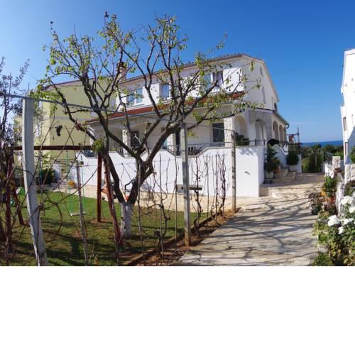Quaint Apartment with Garden in Pula