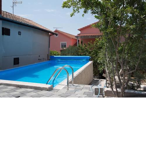 House with outdoor pool in Tisno