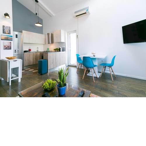 Industrial style 2 Bedroom Apt 3 min from the beach!