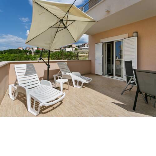 Inviting Apartment in Podstrana with Terrace