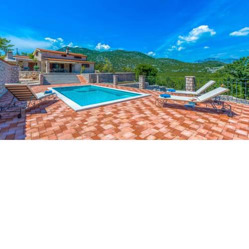 Jovici Mucki Villa Sleeps 6 with Pool Air Con and WiFi