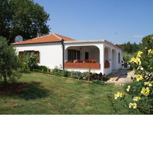 Spacious Bungalow near Sea in Medulin