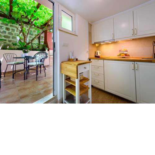 Leona Apartments