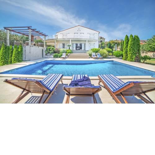 Liznjan Villa Sleeps 9 Pool Air Con WiFi