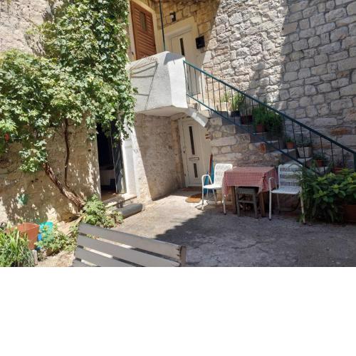 Lovely 1-Bed Apartment with Patio in Kastel Stari