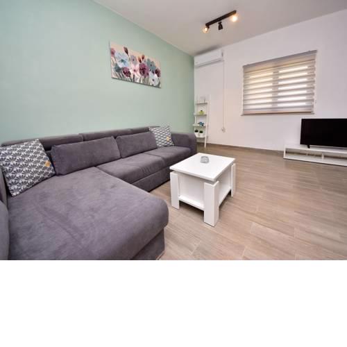 Lovely 2 bedroom apartment, 50m from sea, covered terrace, air conditioning,WiFi