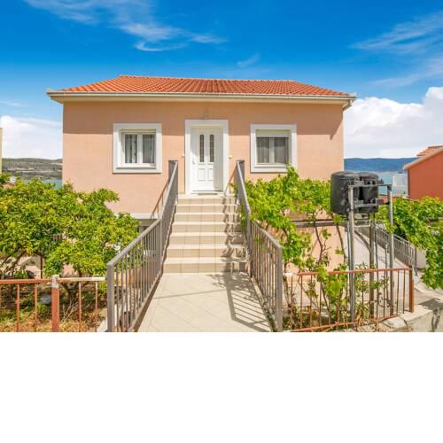 Lovely Apartment in Mastrinka Trogir near Seabeach