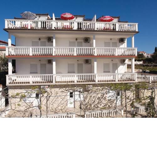 Lovely Apartment in Okrug Gornji near Bocici Beach